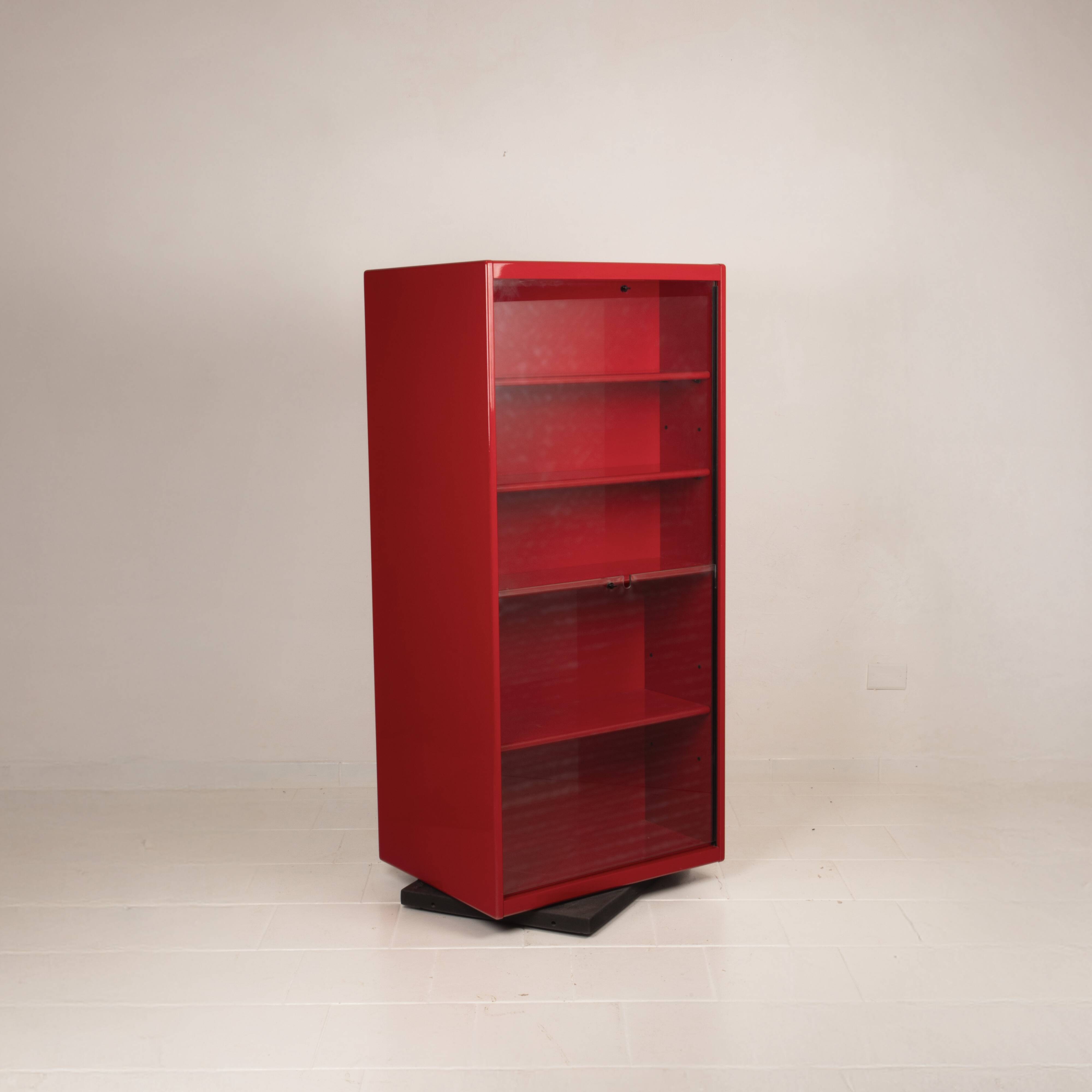 Double-face rotating display cabinet in red lacquer by Arflex, 1980s