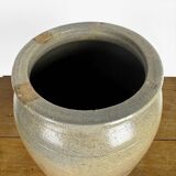 Grey-beige glazed stoneware pot, early 19th century.
