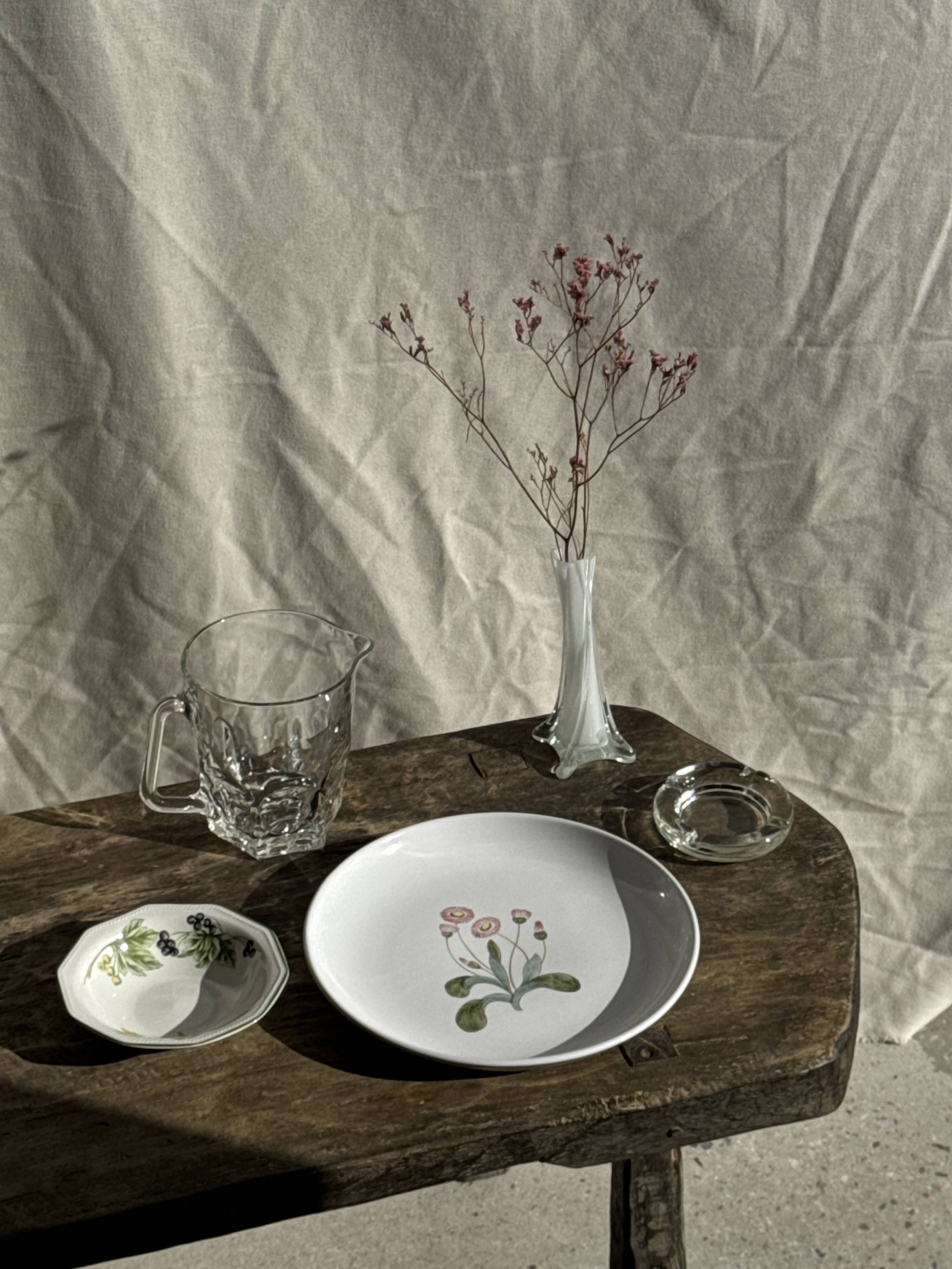 Set of 11 fruit-patterned bowls The Chartwell Collection England D17