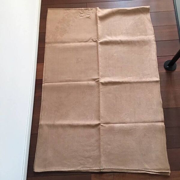 Nappe ancienne en damassée, décor de chasse brodée SV