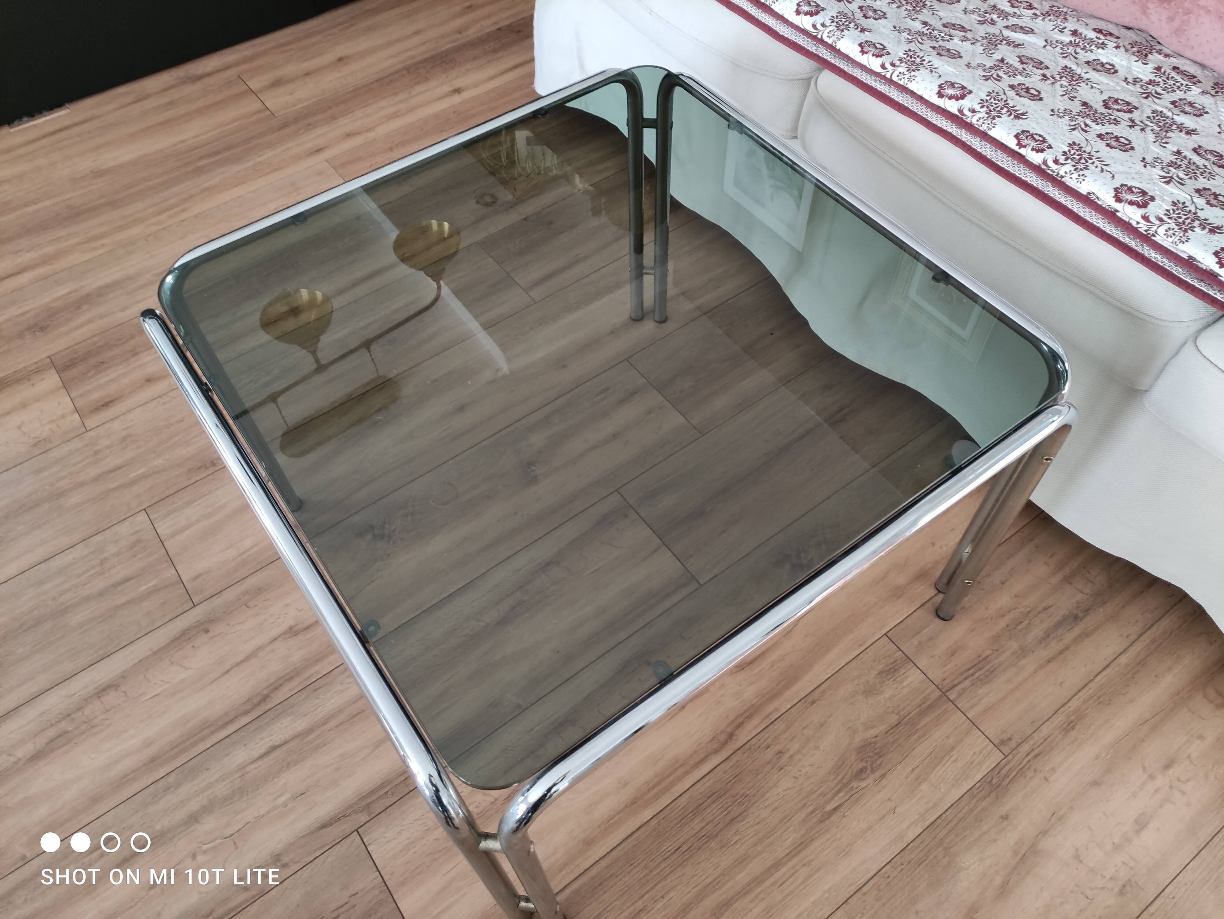 Table basse piètement chromé et plateau en verre fumé noir