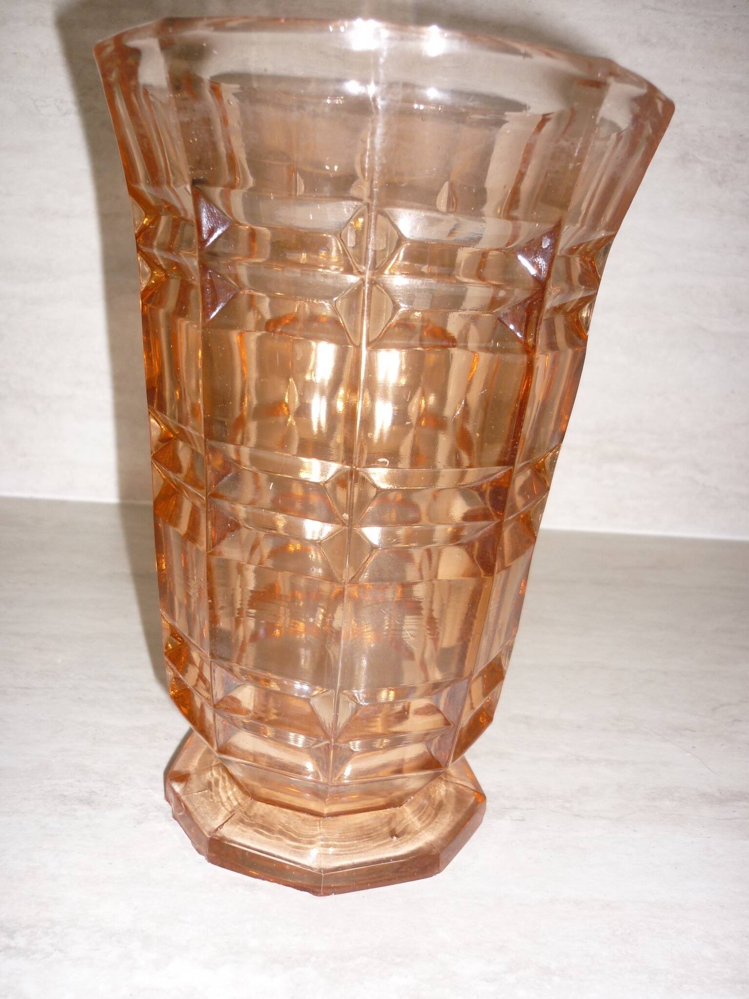 Grand vase en verre épais rose art déco