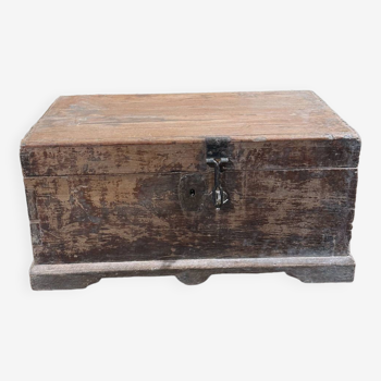 Small Indian chest with two levels and several compartments, unique piece