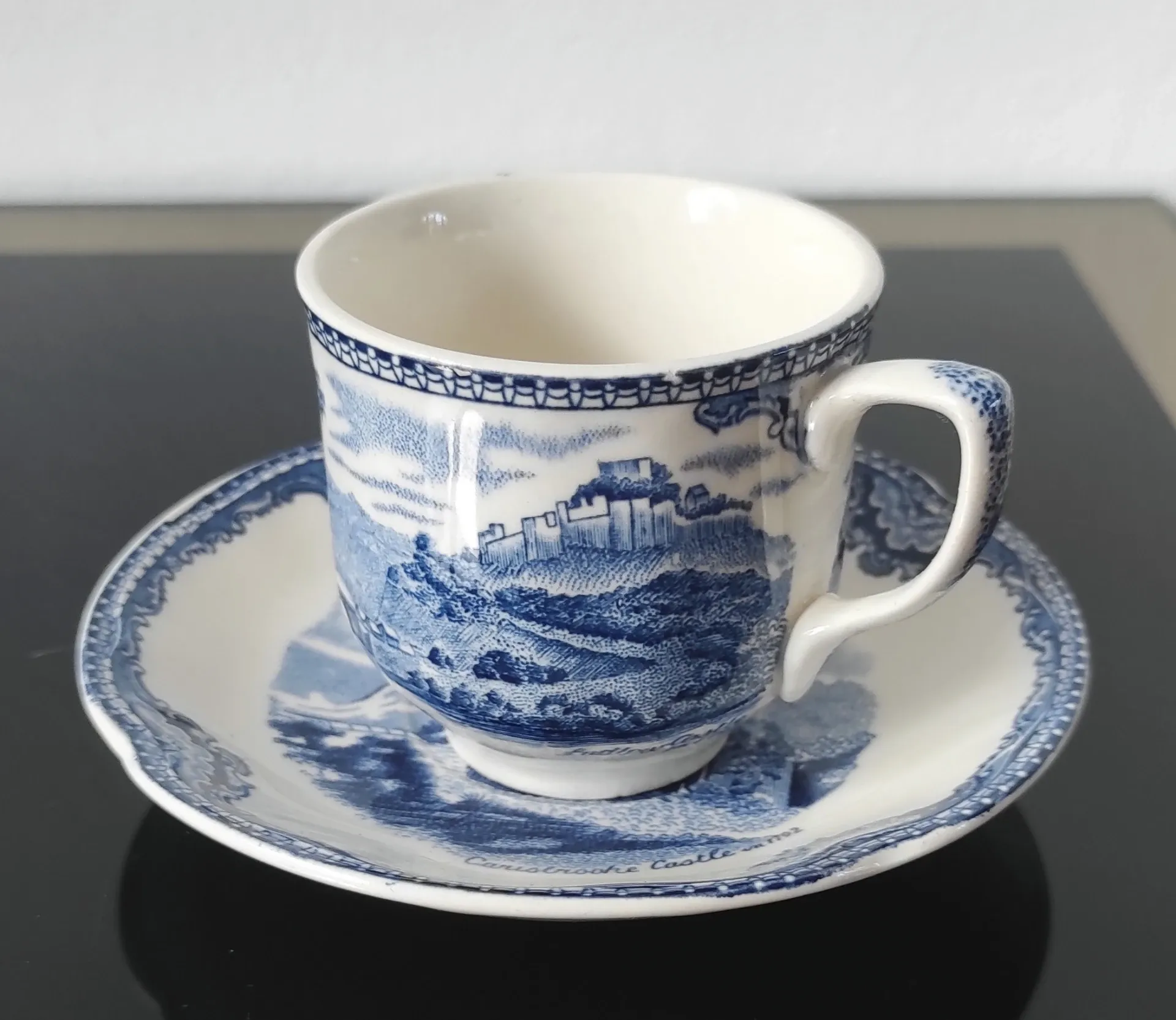 Lot de tasses et soucoupes vintage