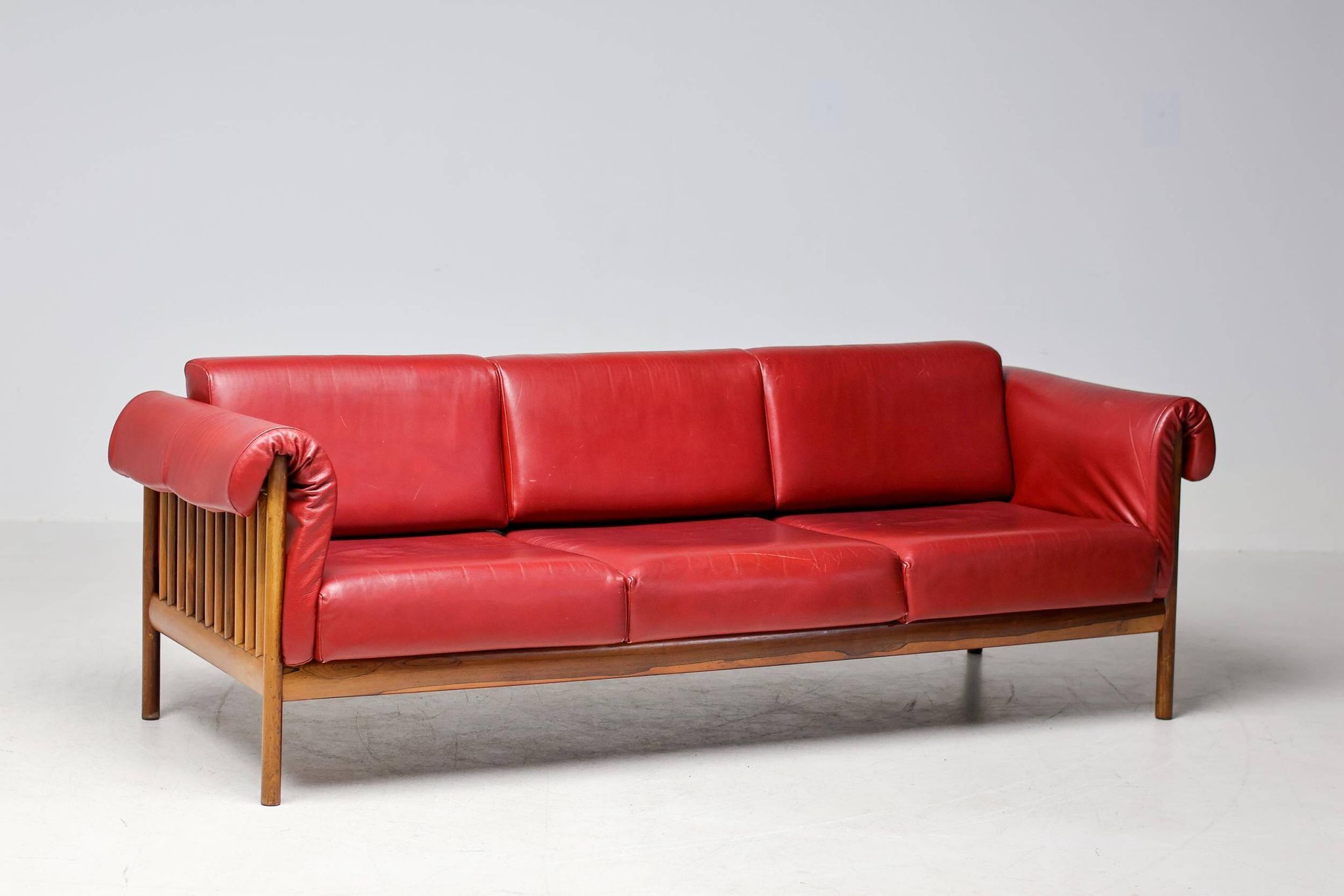 Johannes Andersen modern mid-century Danish canapé in rosewood and burgundy leather