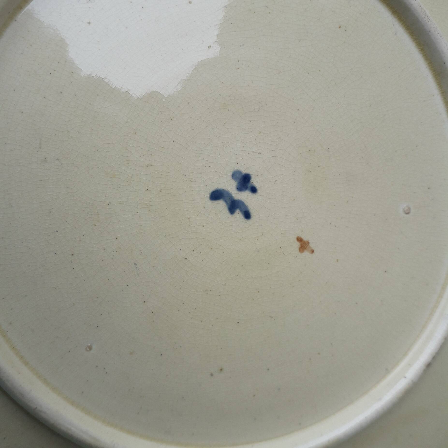 Assiette en barbotine