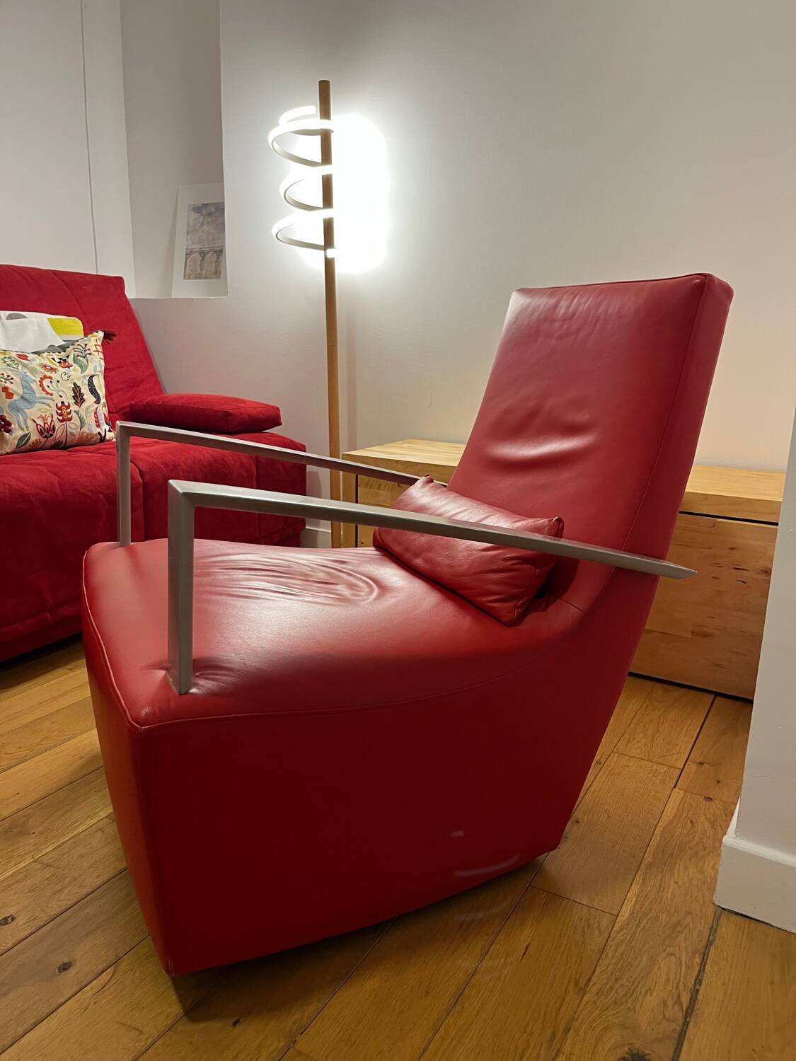 Rocking-chair en cuir rouge ligne roset