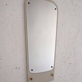 Miroir déco avec cadre en bois peint en blanc et détails dorés