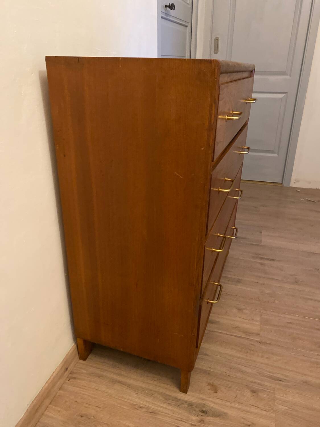 Vintage wooden chest of drawers with 4 drawers