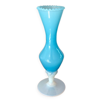 Vase en opaline bleu dentelé années 50-60