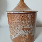 Stoneware pot with lid