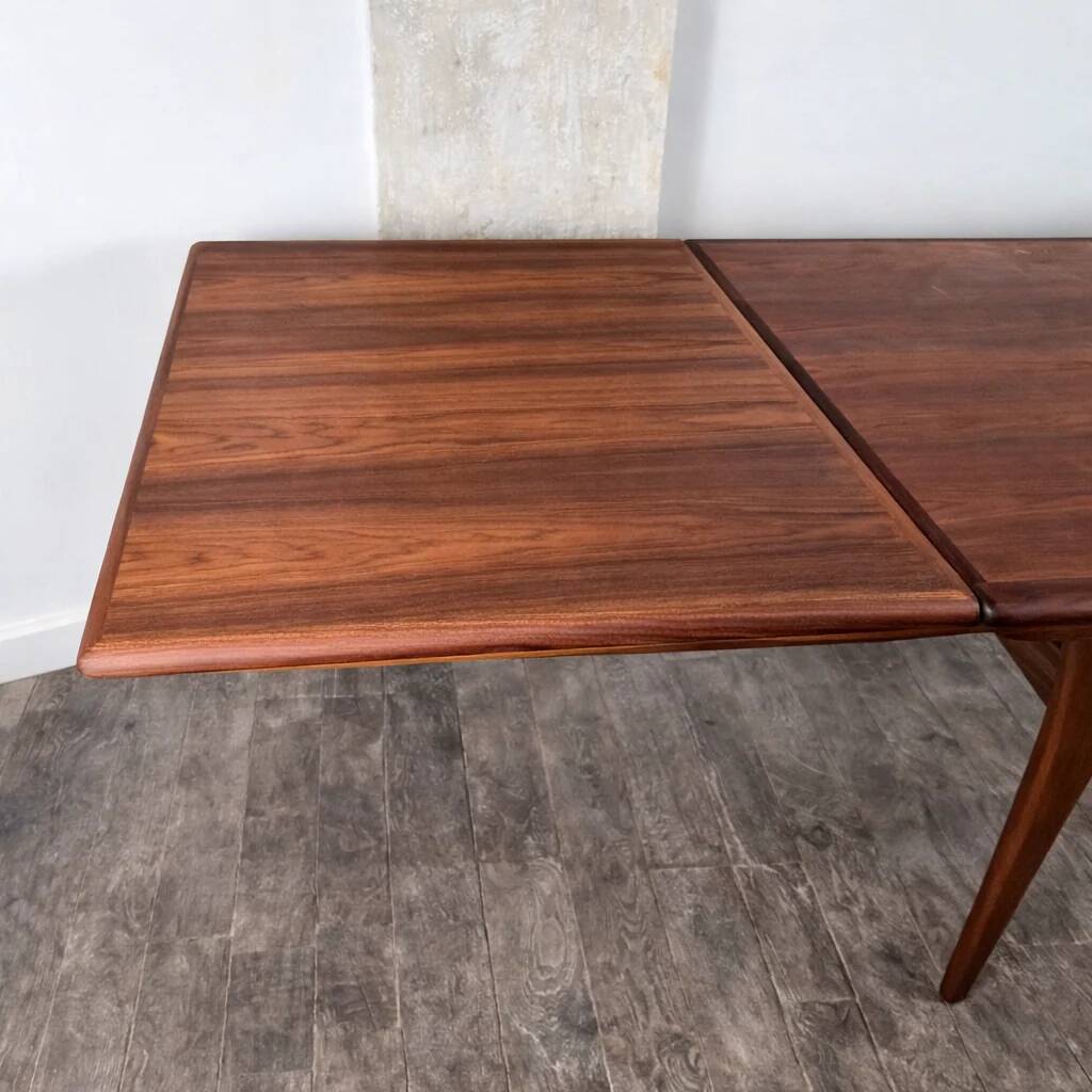 Table à manger en teck avec extension par Johannes Andersen, pour Uldum Møbelfabrik, Danemark, 1960.
