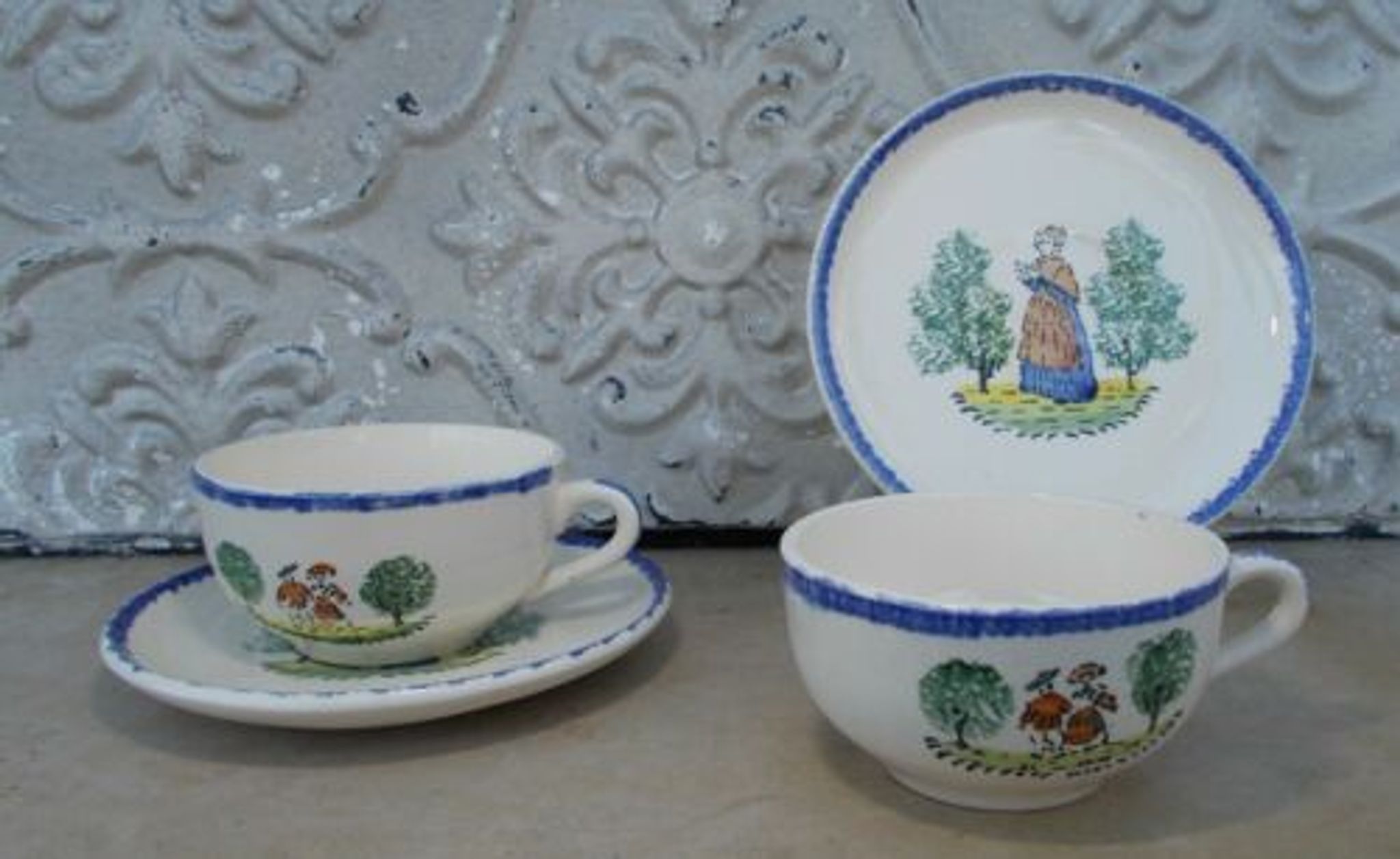 2 tasses thé ou chocolat St Clément décor personnages