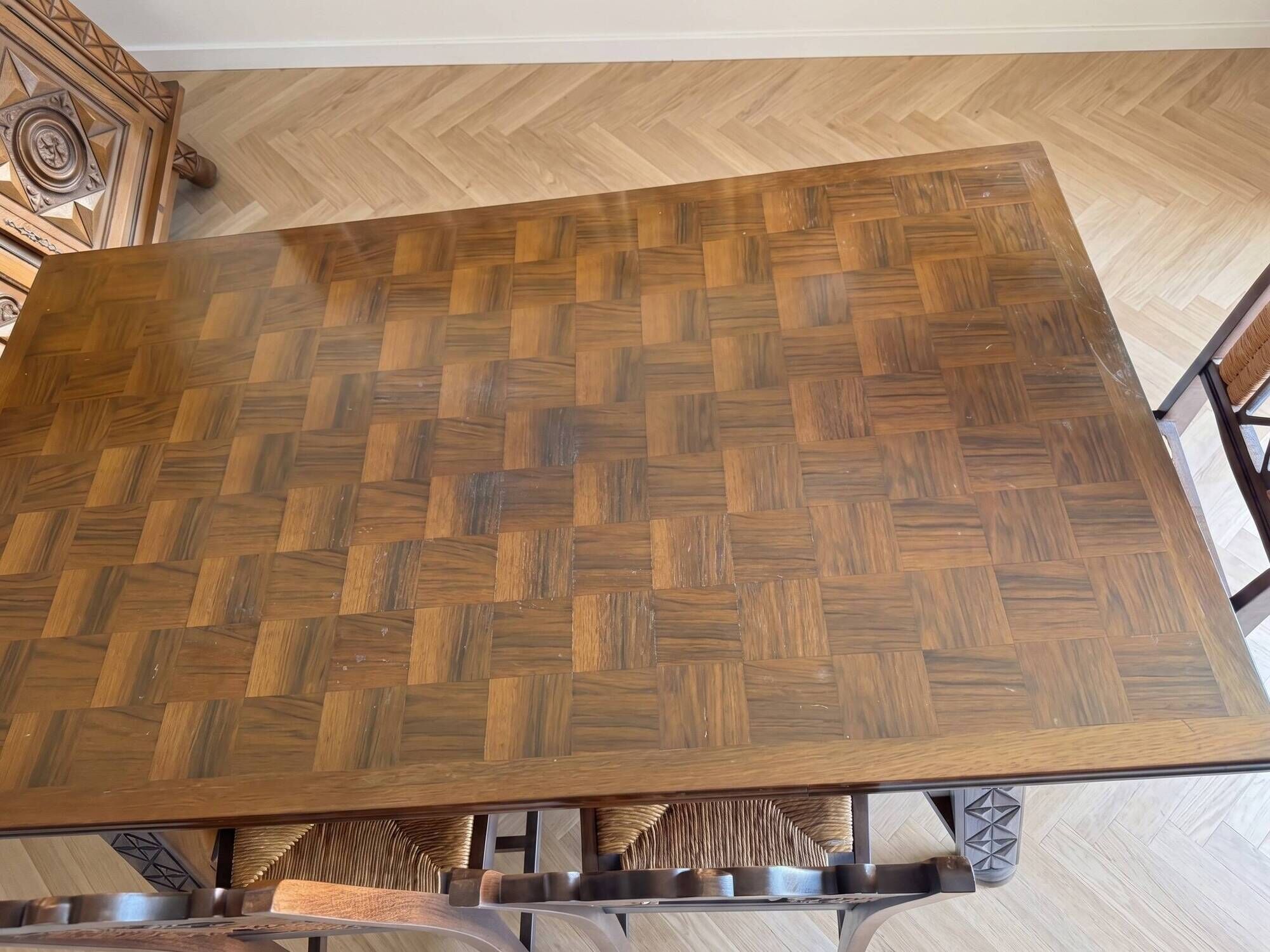 Dining table set with 6 chairs in cherry wood.