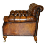 Victorian Chesterfield canapé in hand-dyed serpentine leather.