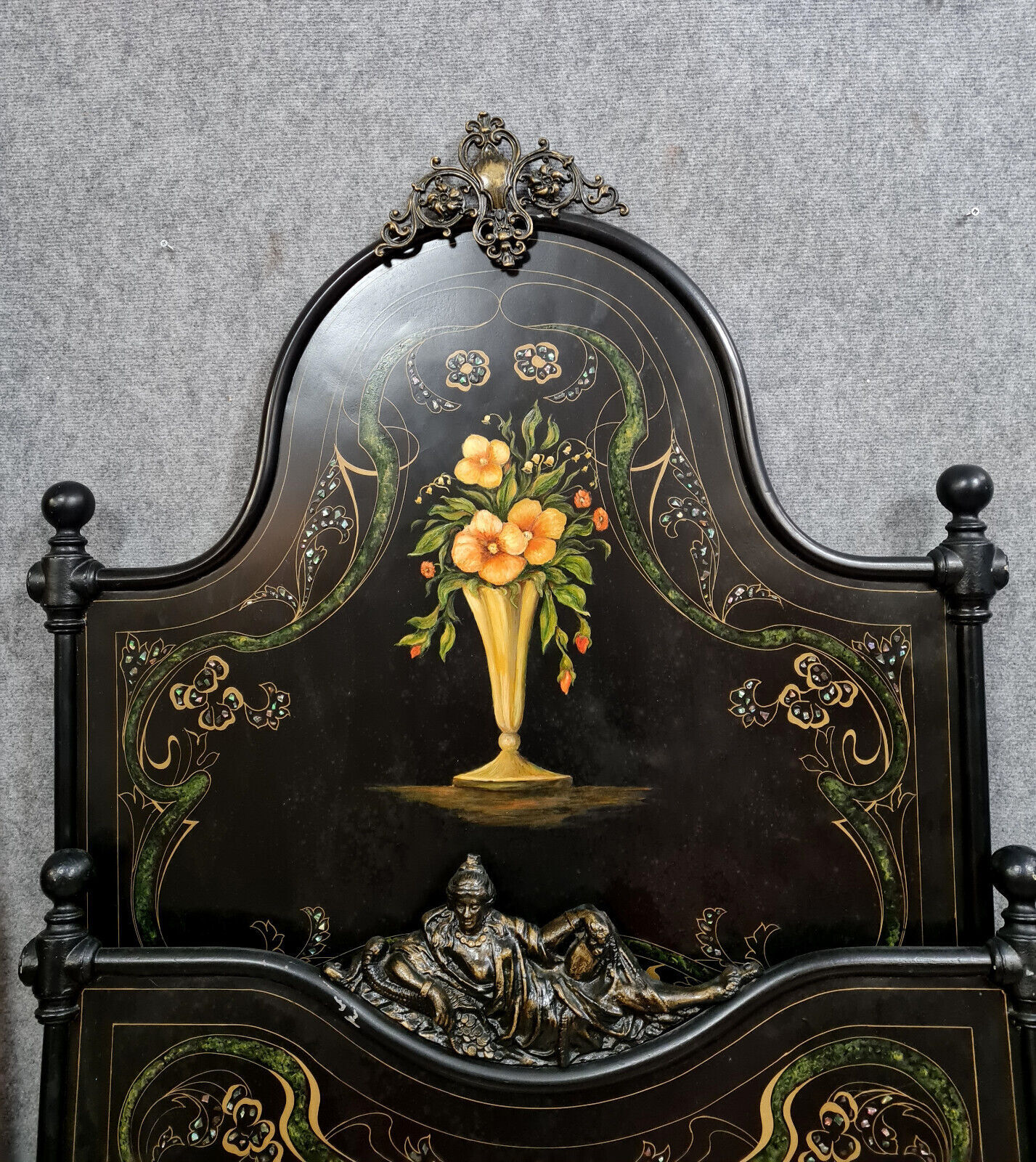 Paire de lits époque Napoléon III en fonte et bronze à décors peints à la main, vers 1850