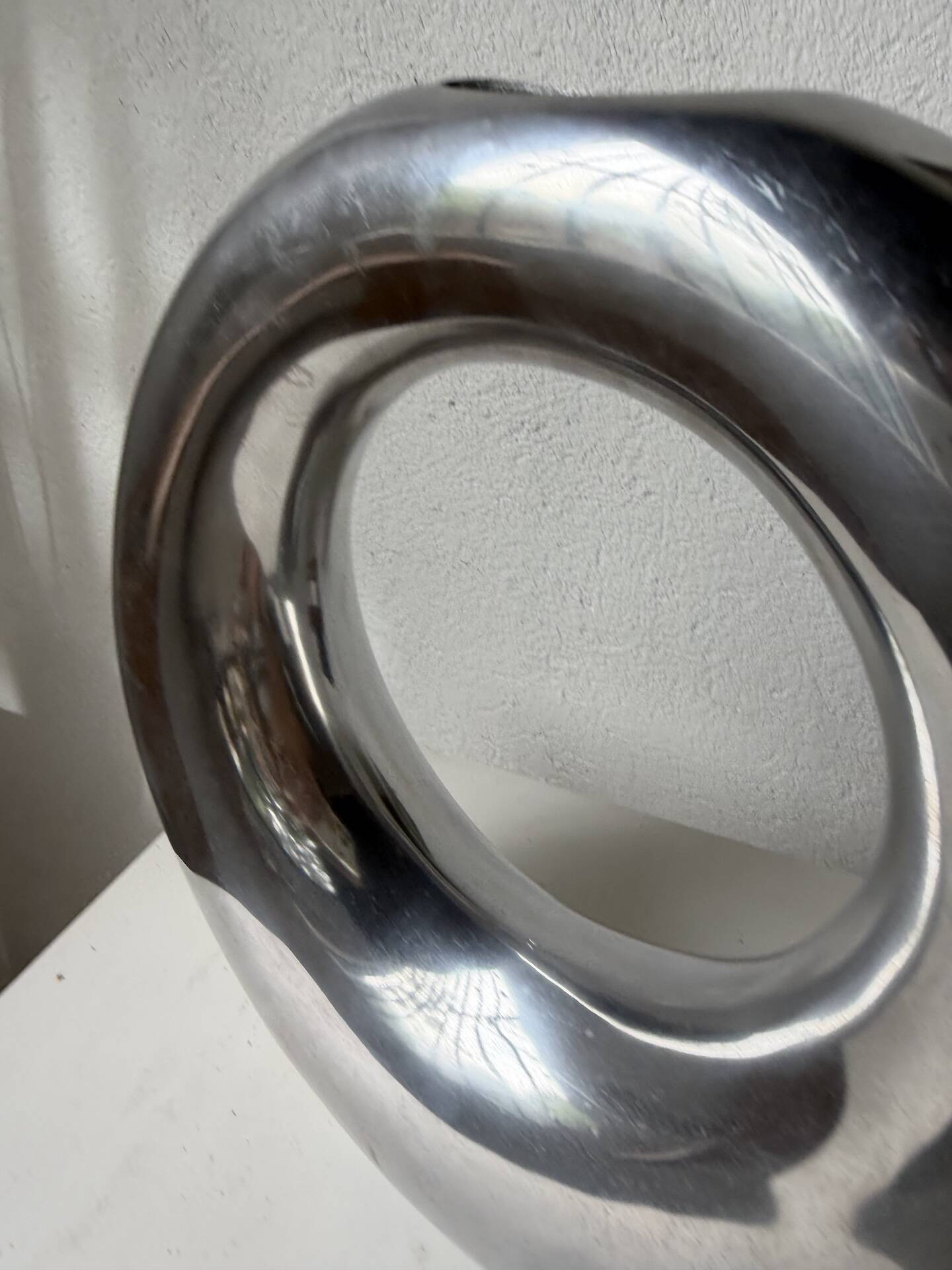Round aluminium loop vase