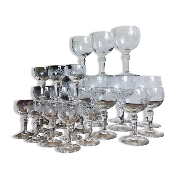 Service de verres anciens à frises guillochées