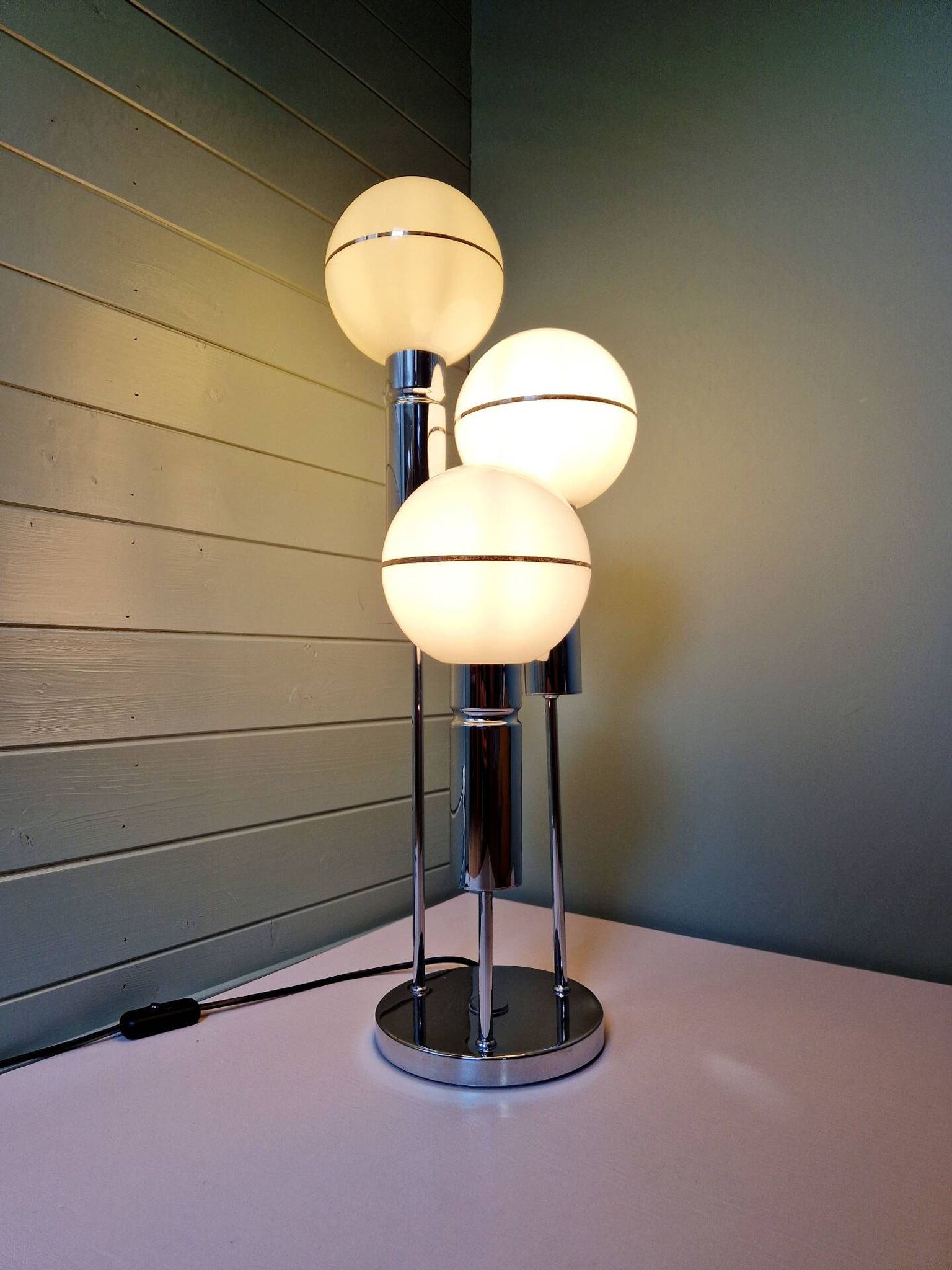 Lampe Space en métal chromé et globe en opaline, 1970