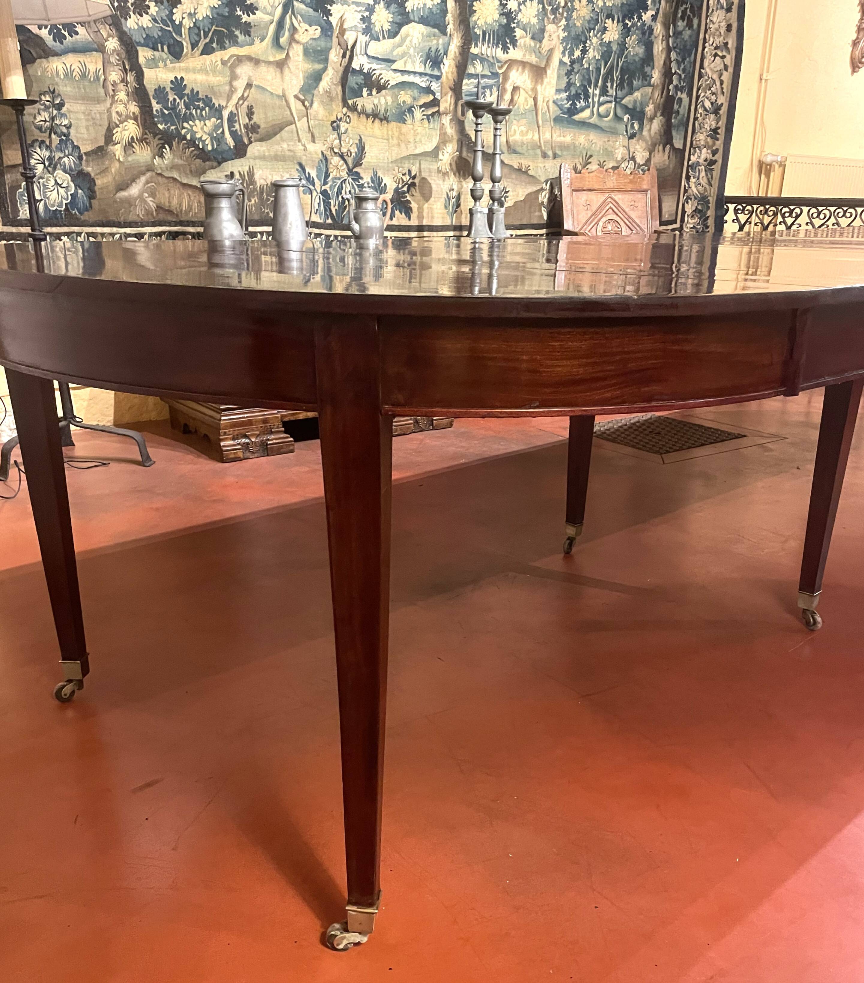 Directoire period extendable dining table in mahogany with a band.