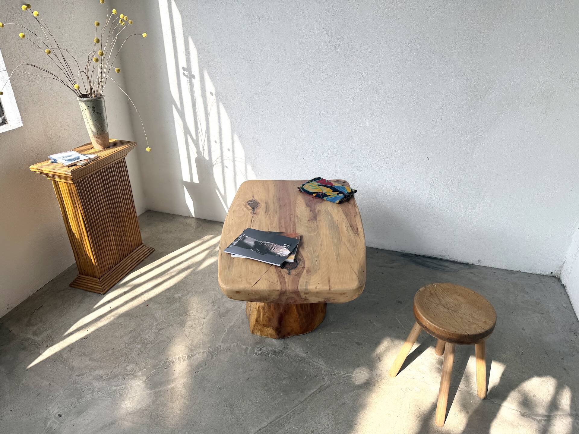 Organic brutalist coffee table in solid cedar, trunk pedestal, 1970s.