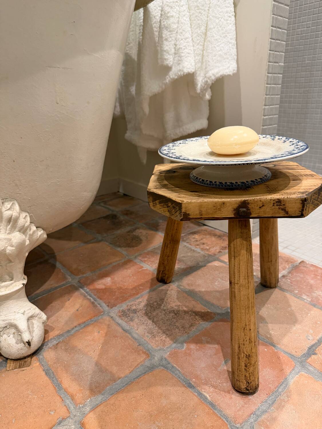 Plate on pedestal in Gien ironstone model Montigny