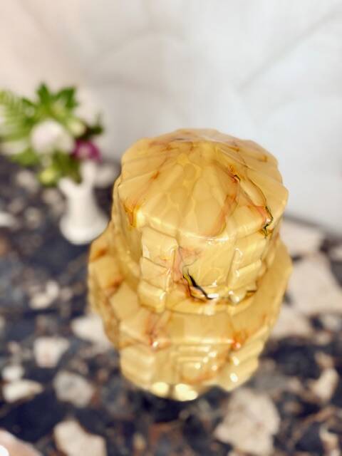 Impressive Art Deco lamp in marbled yellow opaline.