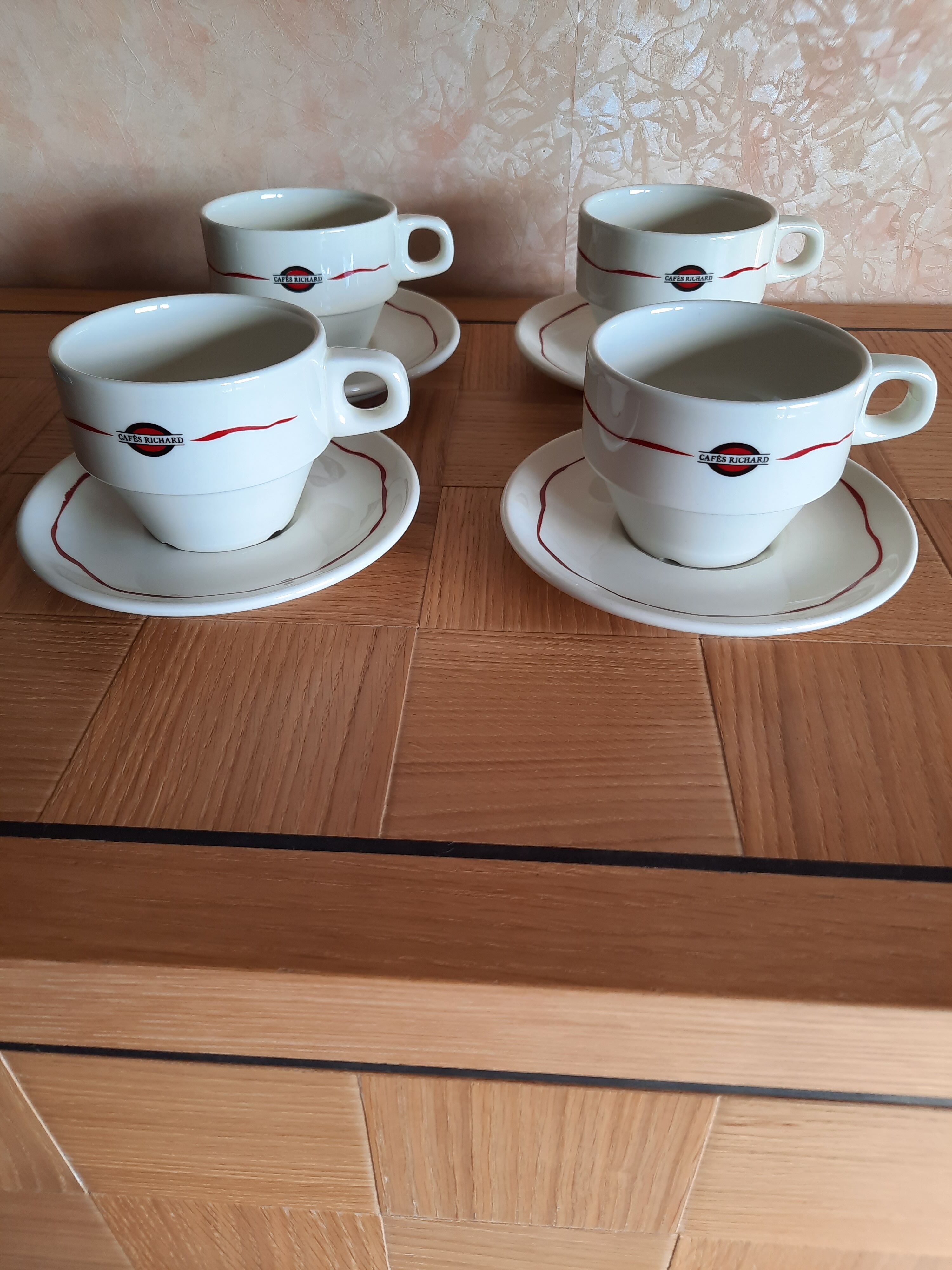 4 tasses de bar