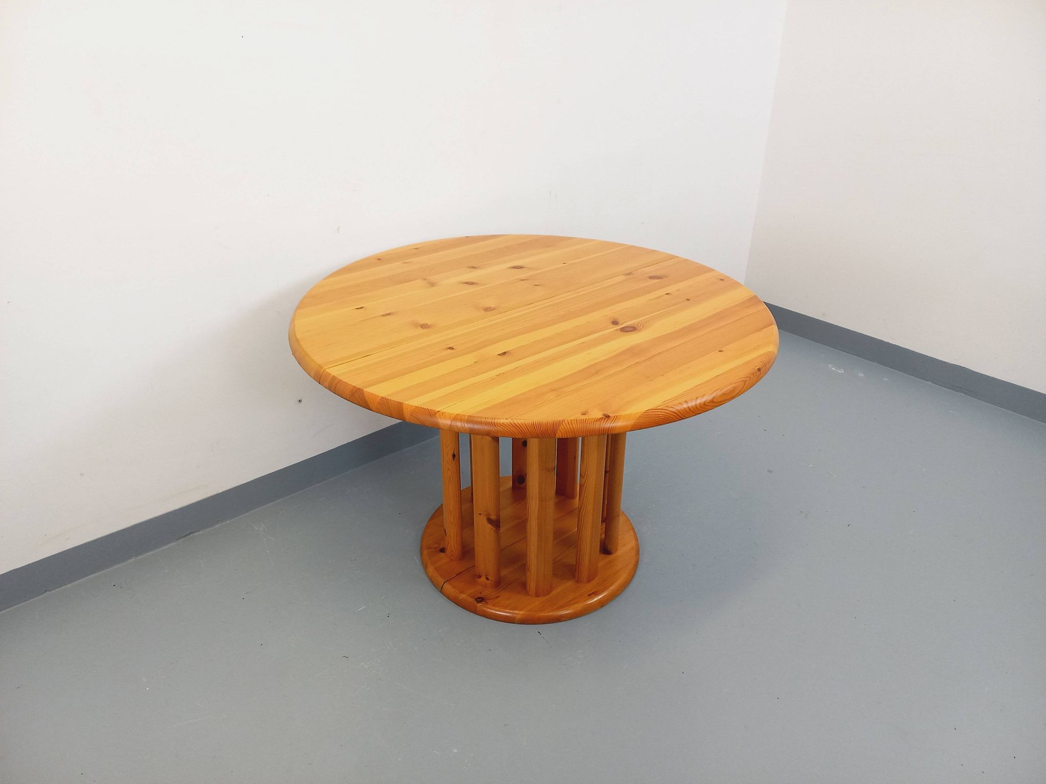 Table à manger ronde scandinave vintage style Rainer Daumiller en pin
