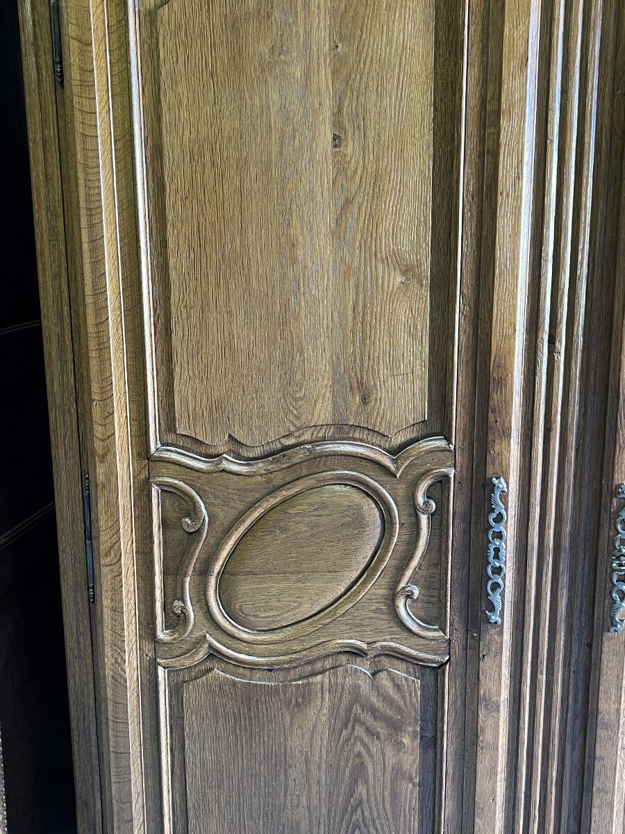 Norman Cauchoise wardrobe in medium oak, carved from the 19th century with a gendarme hat top.