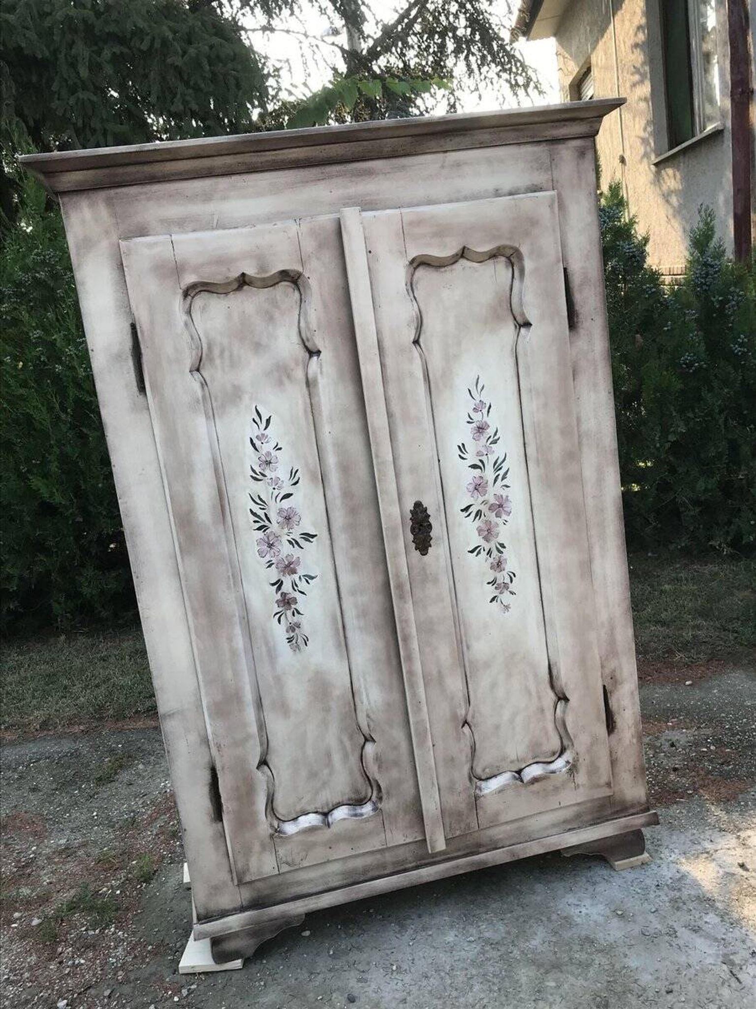 Armoire double gris en pin peint à la main — motif floral romantique, époque 1920
