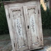 Armoire double gris en pin peint à la main — motif floral romantique, époque 1920