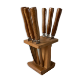 Ensemble de 6 couteaux à beurre en bois et leur support années 70