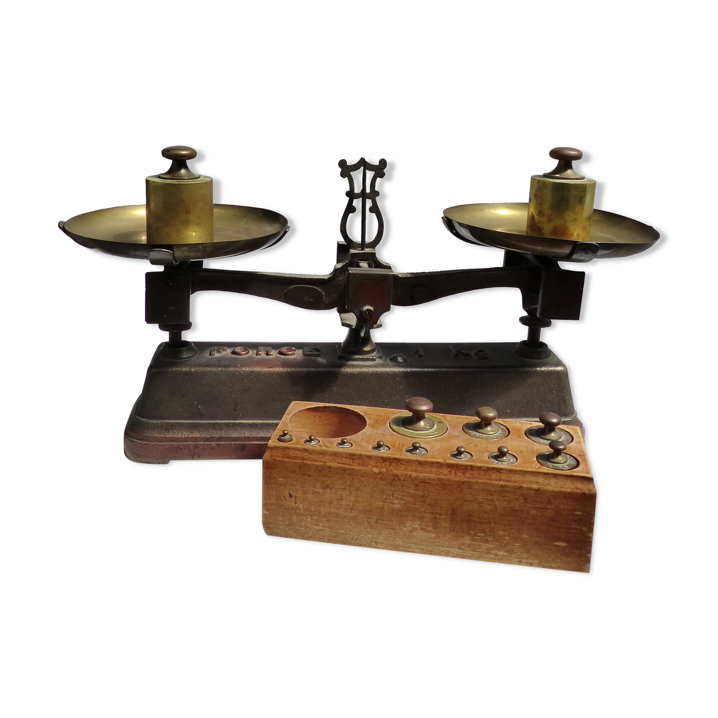 Old 1kg balance with full weight box