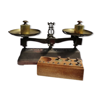 Balance ancienne 1kg avec sa boîte de poids complète