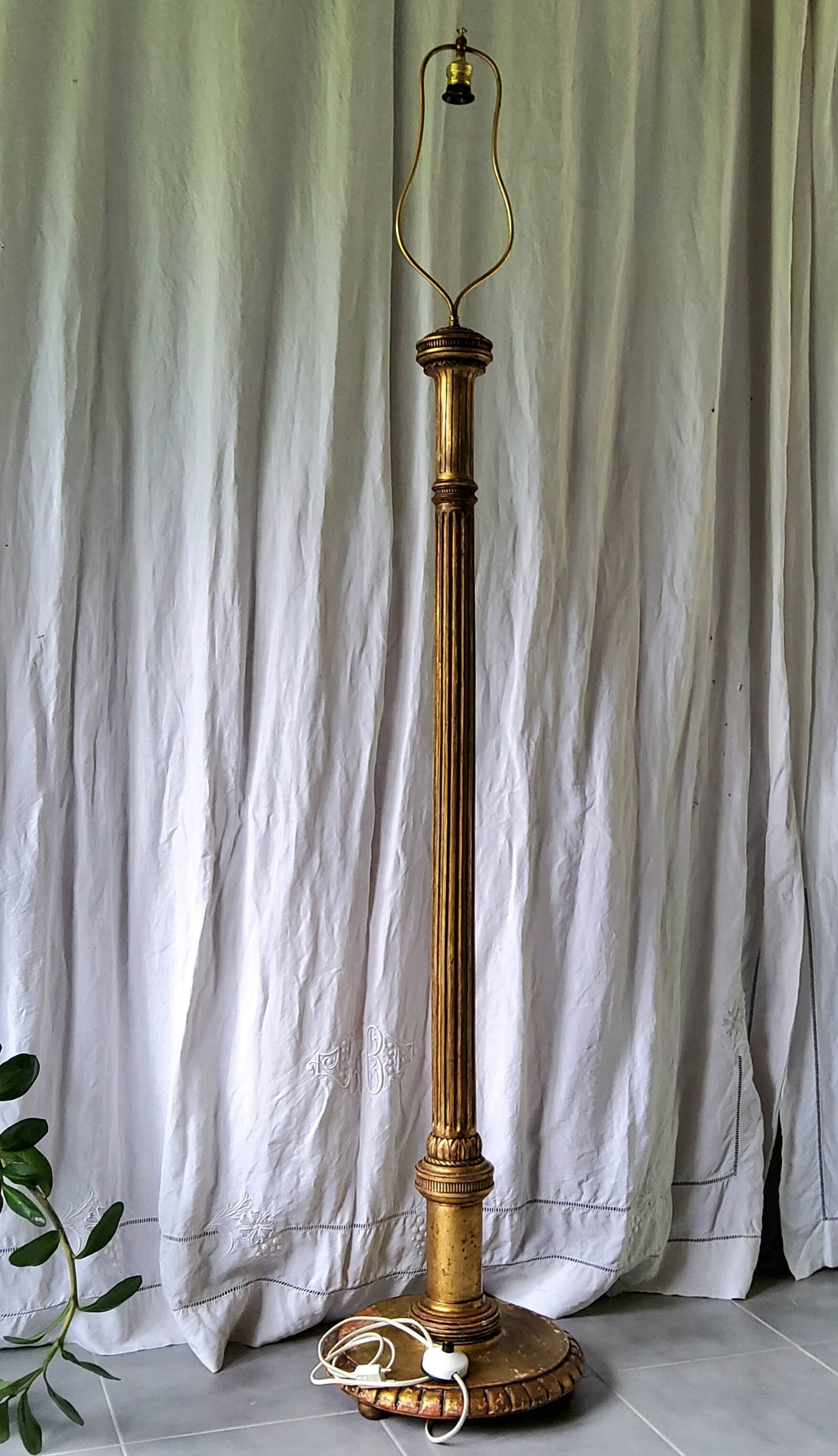 Lampadaire en bois doré