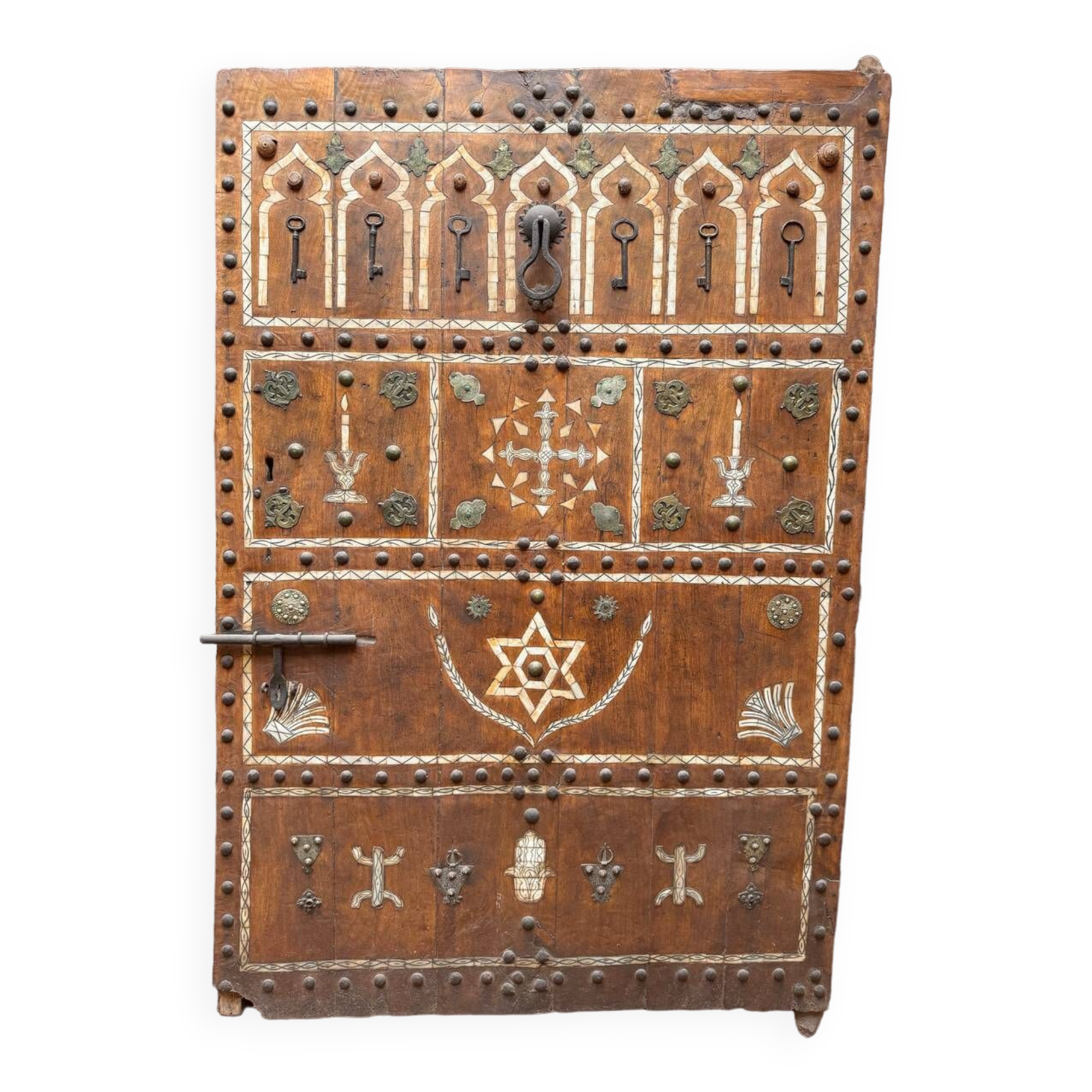Patrimoine berbère : porte antique ornée d'os de chameau