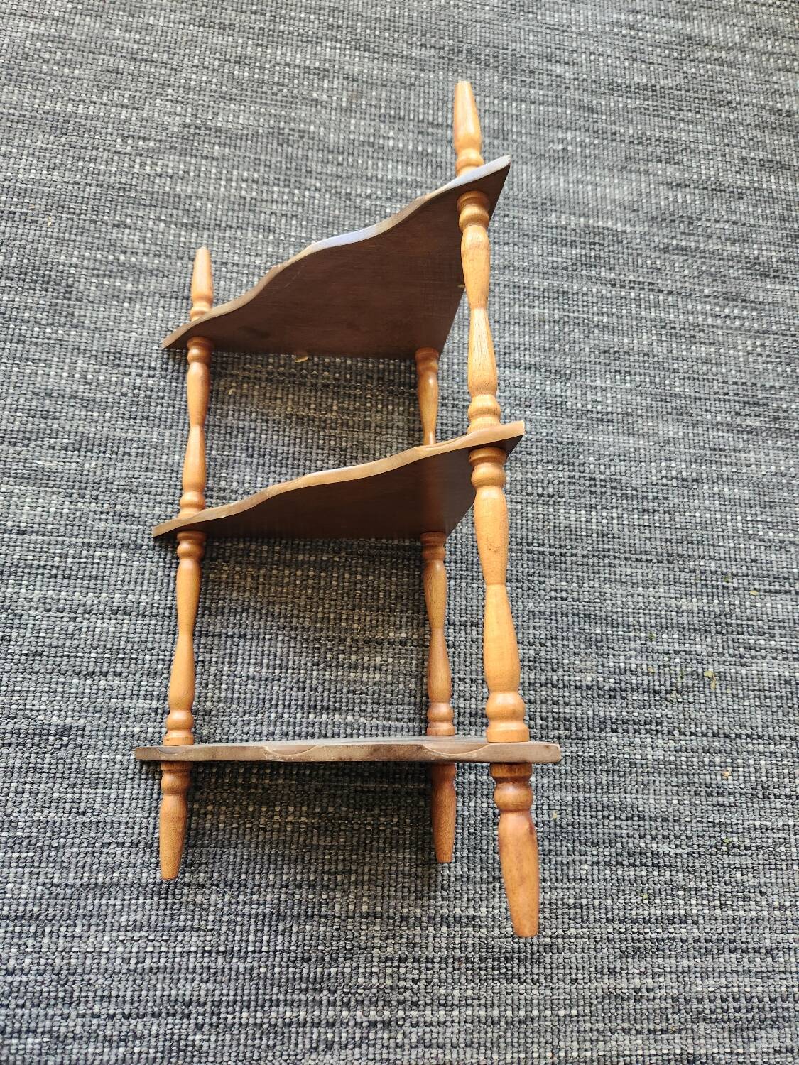 Wooden corner shelf: vintage