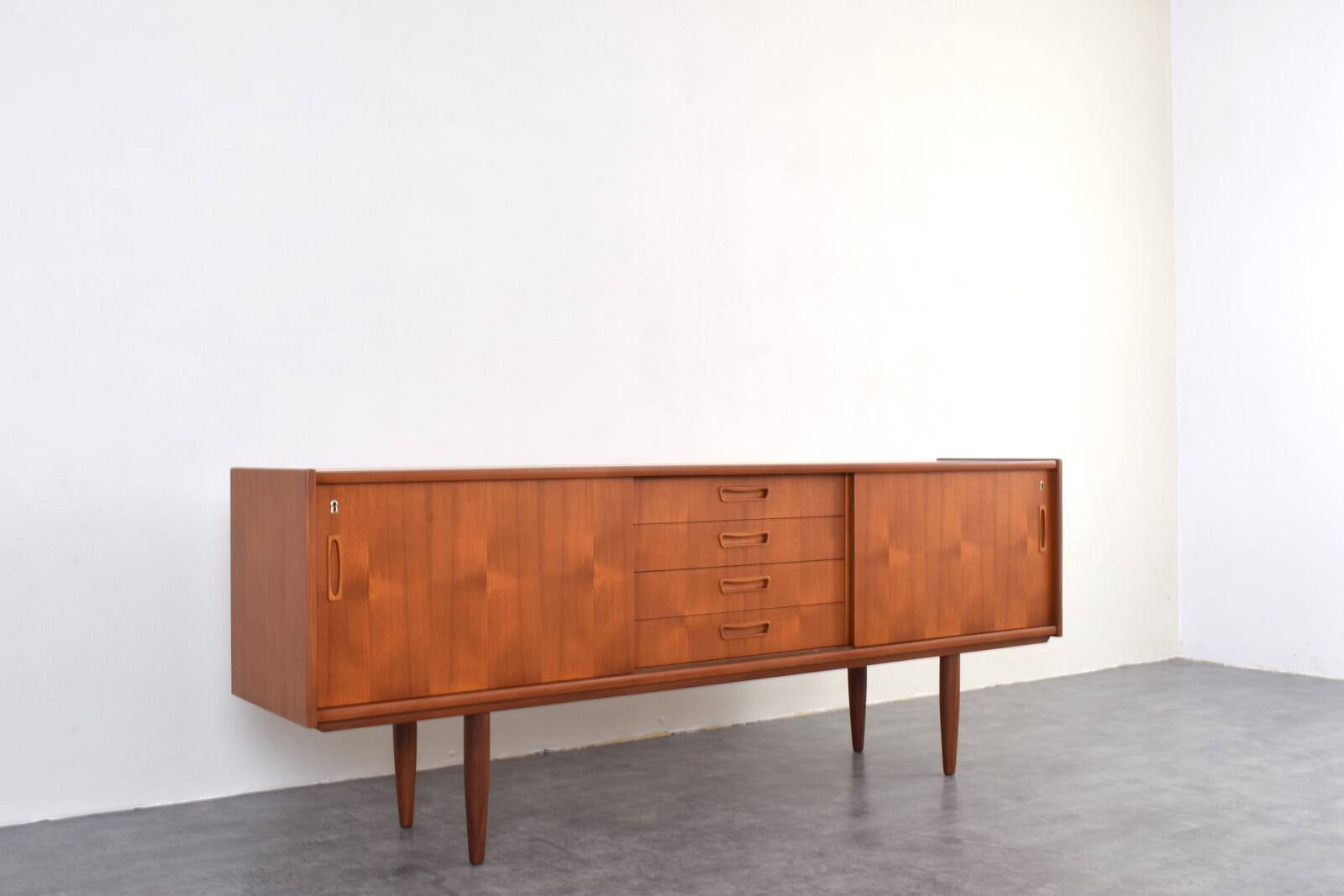 Buffet en teck danois du milieu du siècle, années 1960.