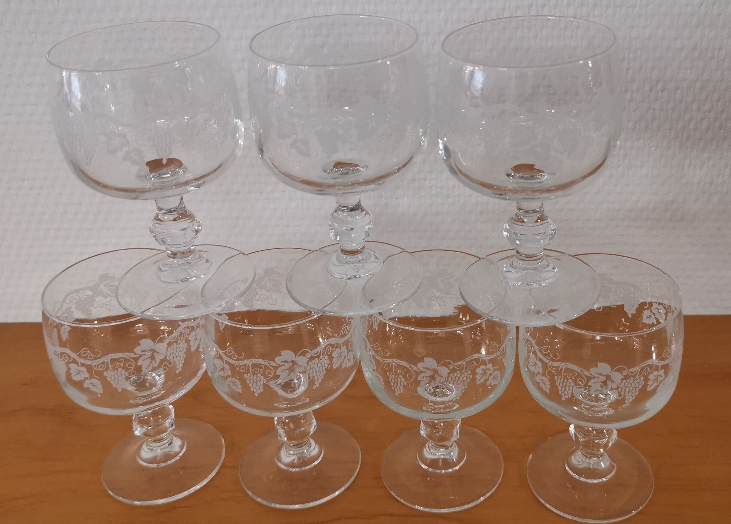 Set of 7 white wine glasses on feet, grape decoration and Luminarc vine shoot