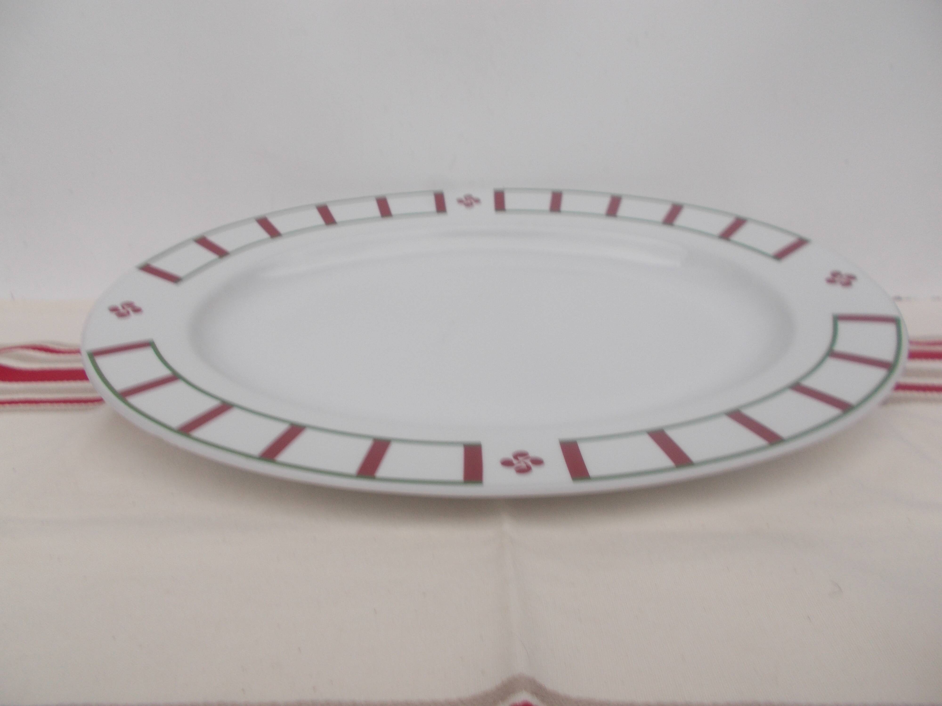 Oval Basque flat green and red porcelain