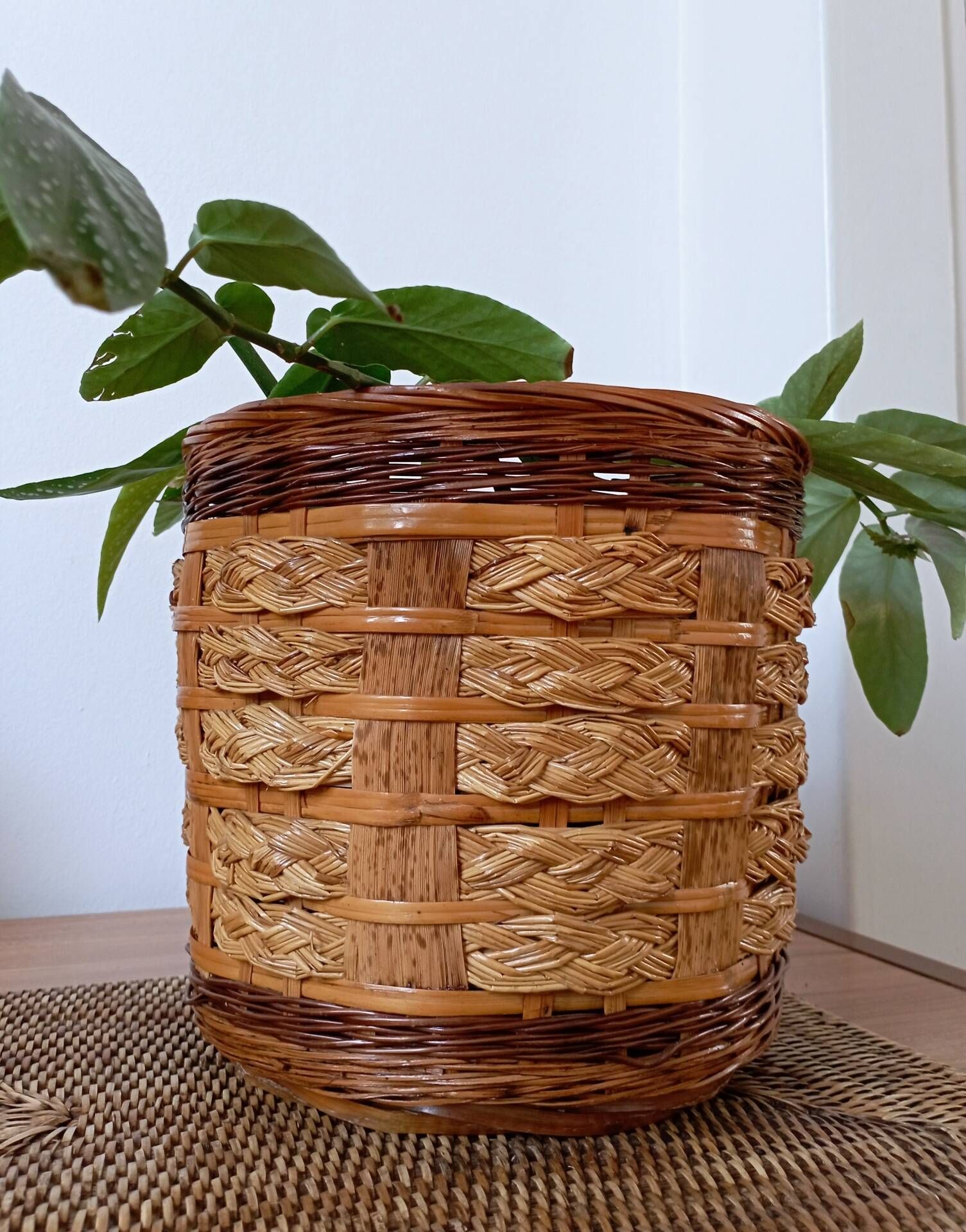 Vintage rattan and bamboo basket - Traditional weaving from China