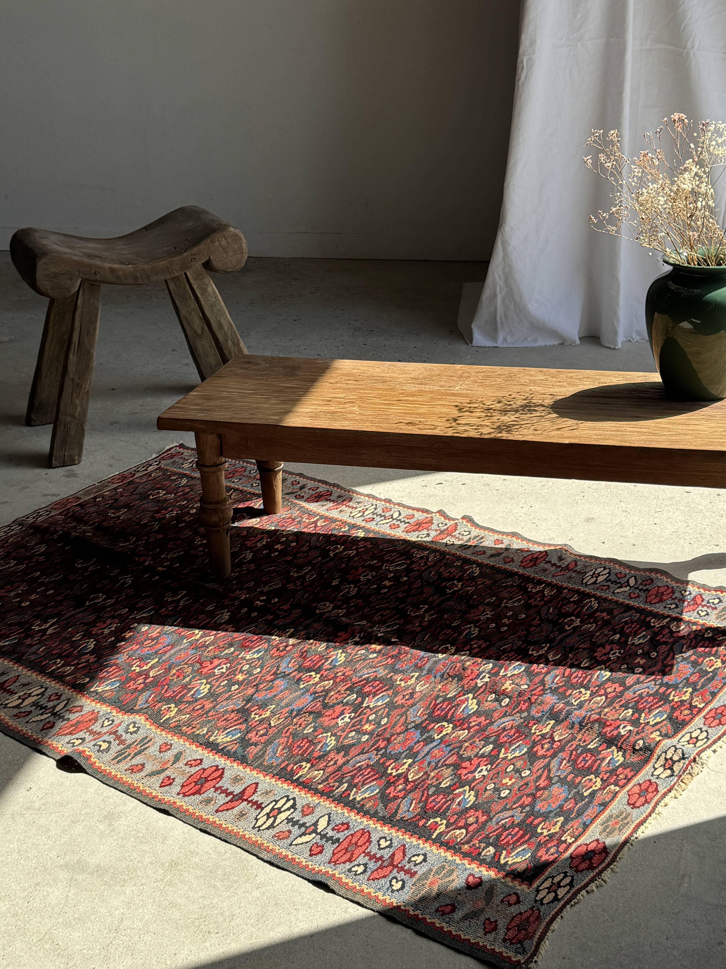Brown Indonesian teak coffee table, with a border and cylindrical legs H40 L103.