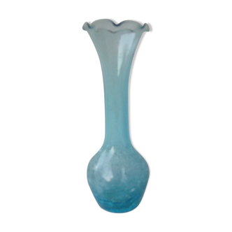 Vase en verre bleu à effet craquelé