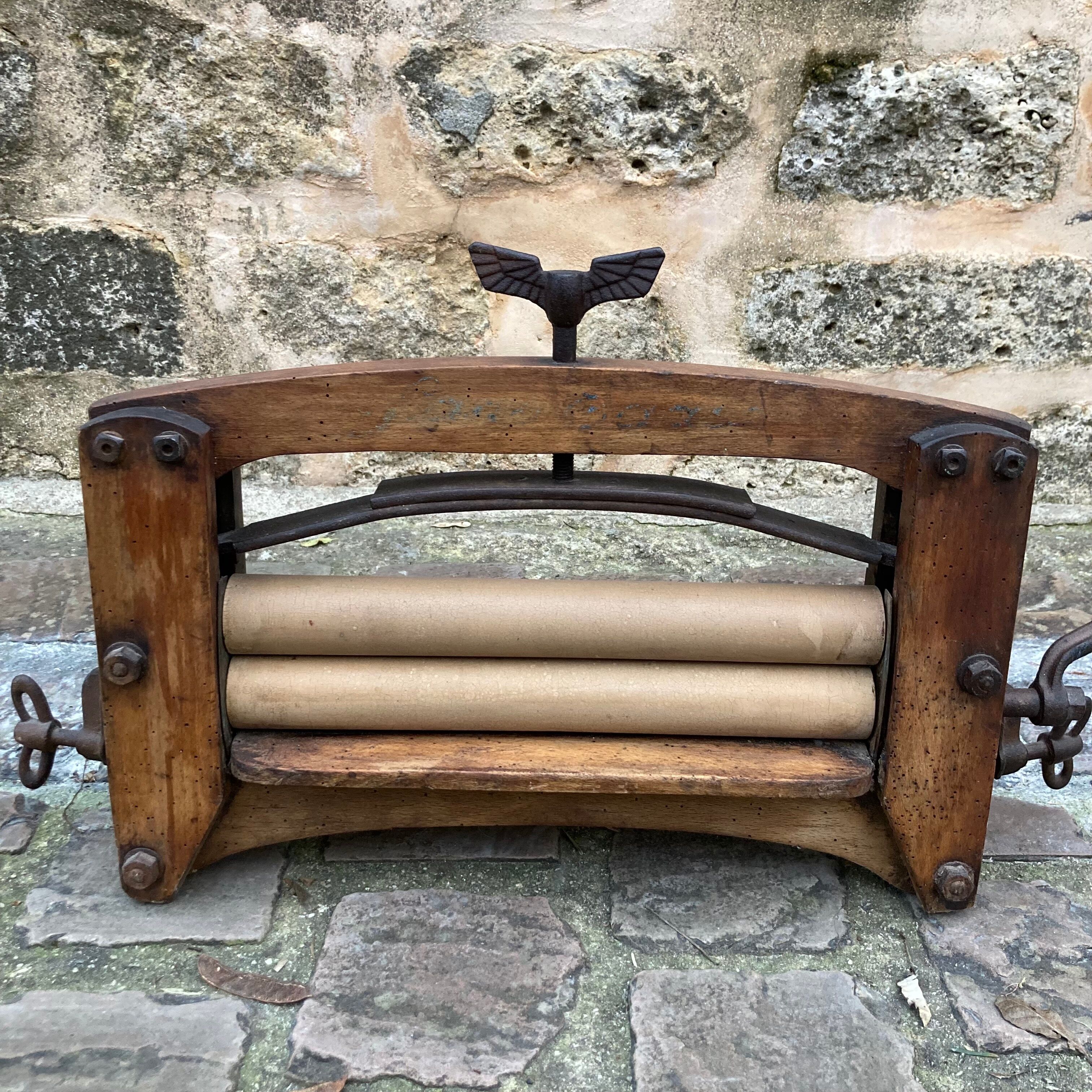 Manual laundry wringer