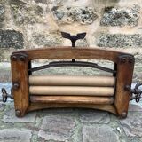 Manual laundry wringer