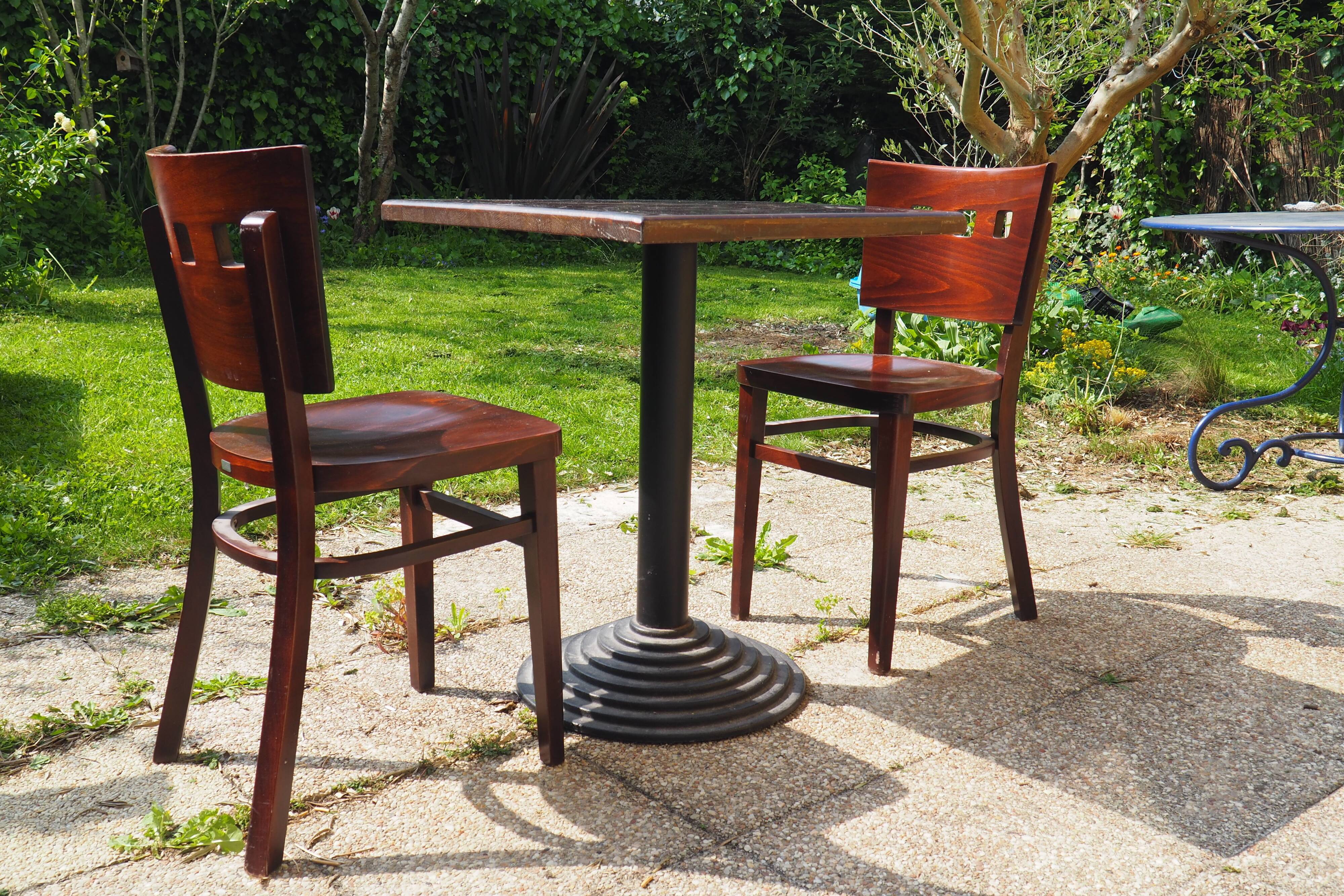 Bistro table and its two chairs