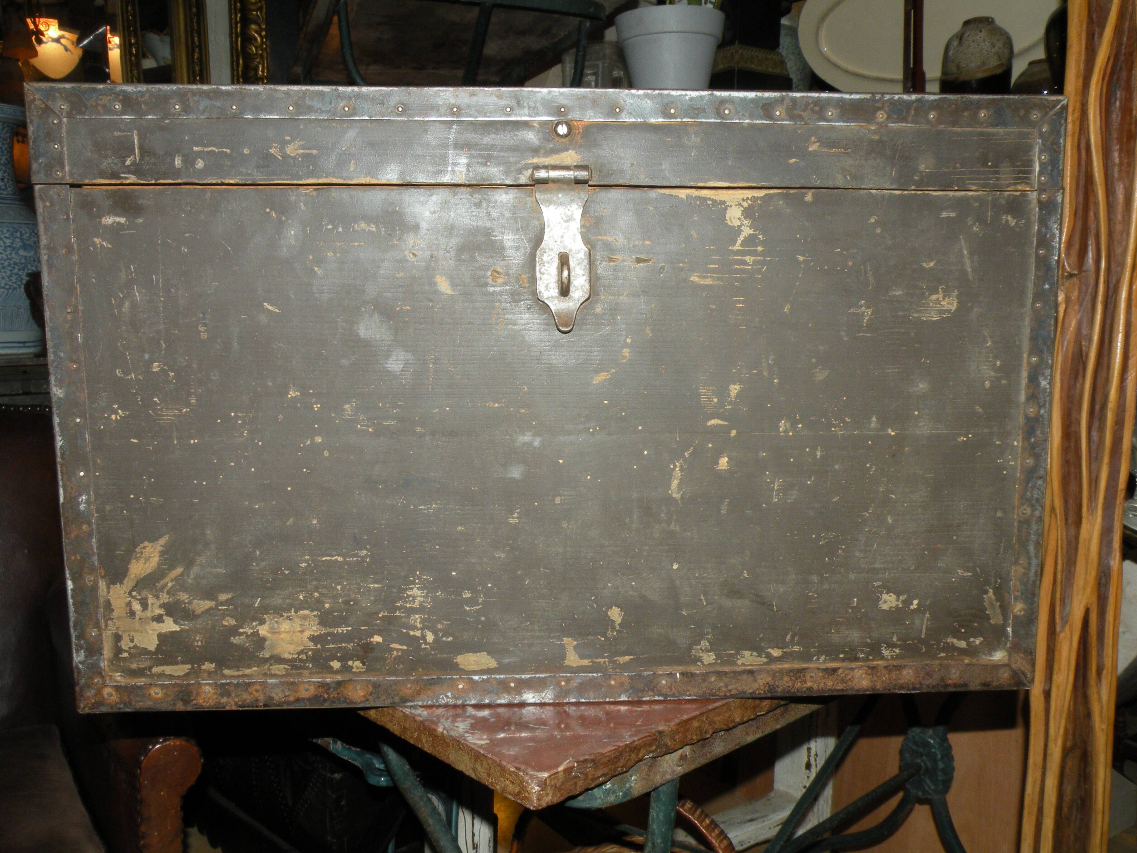 Beautiful cabinetmaker's trunk in wood and metal from the 1900s. With 3 storage compartments