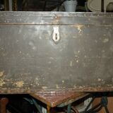 Beautiful cabinetmaker's trunk in wood and metal from the 1900s. With 3 storage compartments