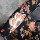 2 black scandinavian chairs and flowers